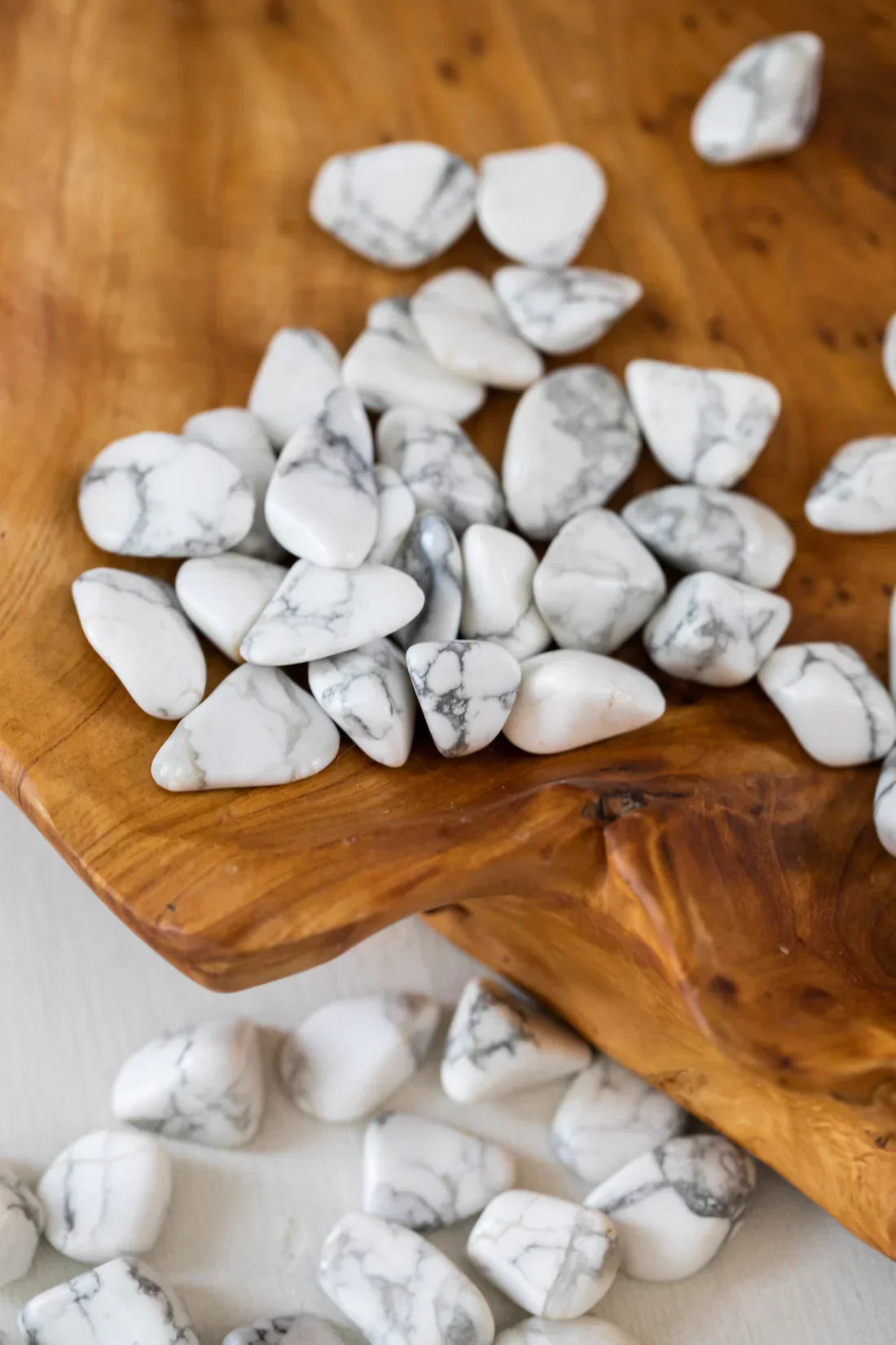 Howlite Cube Meaning: Mental Clarity & Emotional Peace